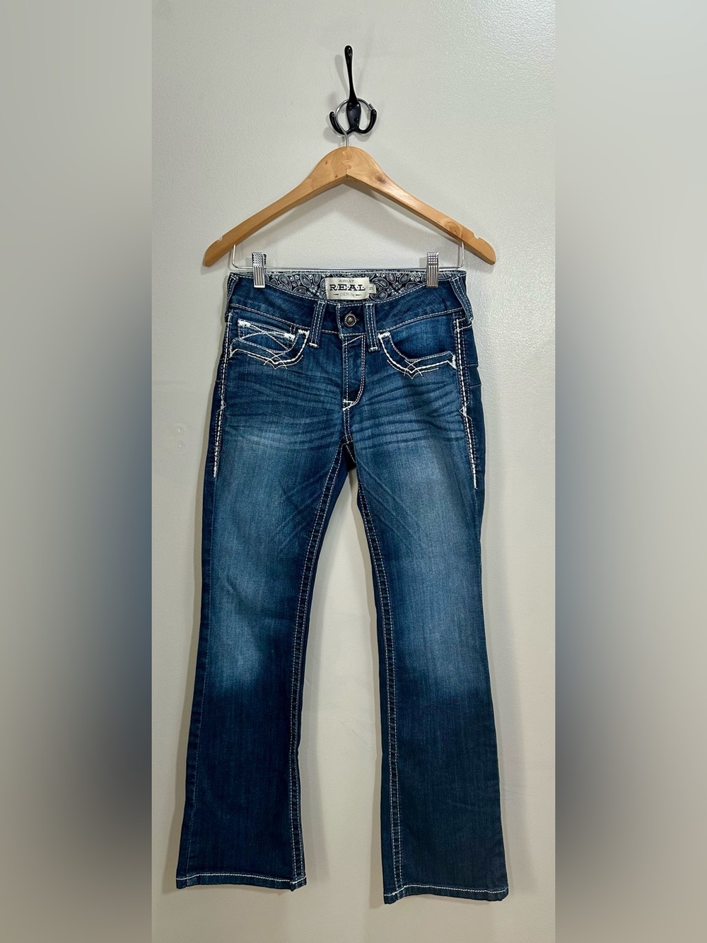 Ariat Jeans Womens REAL Mid Rise Boot
Entwined Jeans in Dark Wash 27s